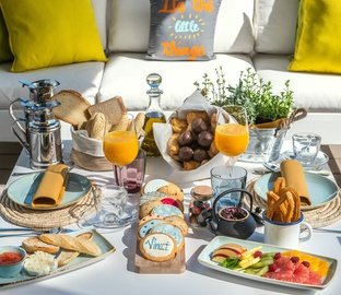 Desayuno en la terraza  Vincci Centrum 4* Madrid